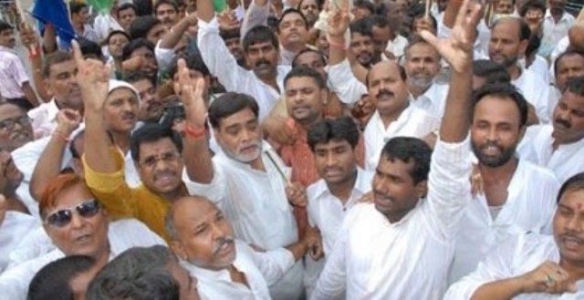 सरपंचों ने प्रशासन पर लगाया वादा खिलाफी का आरोप, कहा मजदूरों का त्यौहार अधूरा रह जाएगा