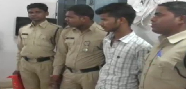 इस युवक से बचकर बैंक खाते से हवा में पैसे निकाल लेता है शातिर