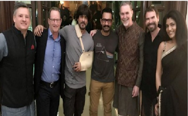 शाहरूख ने शेयर की आमिर के साथ अपनी फोटो