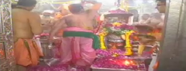 बाबा महाकाल ने फूलों से मनाई होली, आमजन कल खेलेंगे होली
