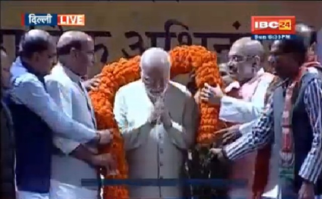 यूपी-उत्तराखंड में जीत के बाद बीजेपी दफ्तर पर मोदी का नायक की तरह स्वागत