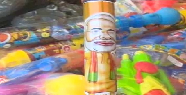 राजनीति से लेकर होली के रंगों, पिचकारी तक में छाए मोदी