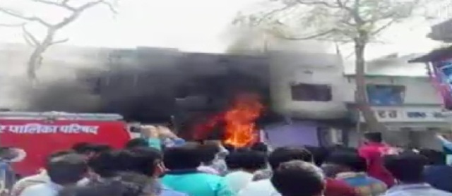 मोबाइल शाॅप में भीषण आग, दमकल की 4 गाड़ियों ने आग पर पाया काबू