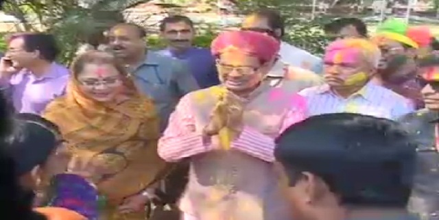 मप्र: मुख्यमंत्री शिवराज ने साधन संग जमकर खेली होली, गाना भी गाया और डांस भी किया