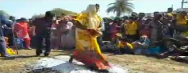इस खास दिन अंगारों पर चलते है यहां के लोग, 100 सालों से चली आ रही परंपरा