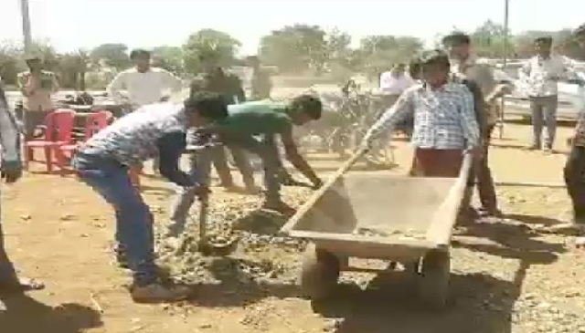 क्रिकेट टूर्नामेंट के पोस्टर में नाम नहीं आने से नाराज MLA ने मैदान में डलवाया पत्थर
