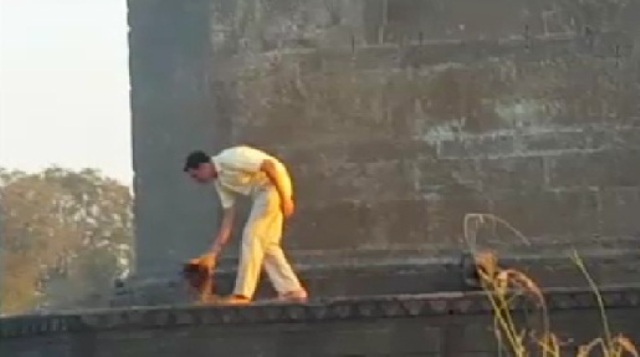 फिल्म शूटिंग के साथ-साथ स्वच्छता का संदेश दे रहे अक्षय कुमार