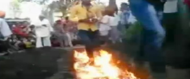 अंधविश्वास या परंपरा! आग भरे गड्डे से नंगे पांव गुजरते है लोग