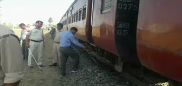 मप्र: इंदौर-महू ट्रेन में बम की खबर निकली अफवाह, गोदाम में भारी मात्रा में डेटोनेटर और जिलेटिन बरामद