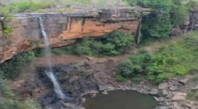 जगदलपुर: तामड़ा घूमर जलप्रपात घूमने गया युवक हुआ हादसे का शिकार