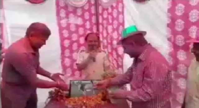 आगर में पुलिसकर्मियों ने जमकर खेली होली, गधे की पूजा की गई