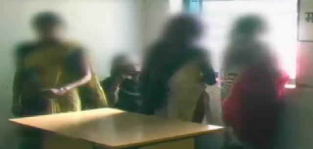 छेड़छाड की शिकायत करने पहुंची युवती व परिजनों से आरोपी ने की मारपीट