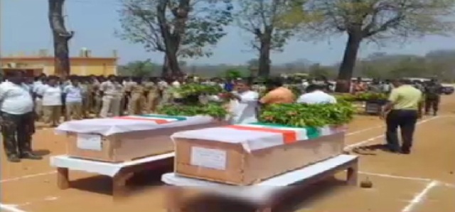 दंतेवाड़ा: पुलिस-नक्सली मुठभेड़ में शहीद 2 जवानों को गार्ड आॅफ आॅनर