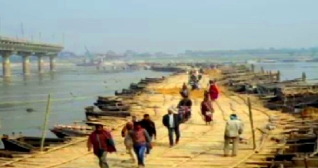 बिहार: लोगों ने 65 नावों को जोड़कर बनाया पुल, पुल से हर रोज गुजरती हैं 600 गाड़िया और 1200 लोग