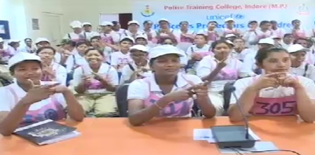 दिव्यांगों के लिए साइन लैंग्वेज सीख फिर सुर्खियों में इंदौर पुलिस