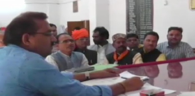 उपचुनाव प्रत्याशी के साथ नामांकन दाखिल करने पहुंचे सीएम शिवराज