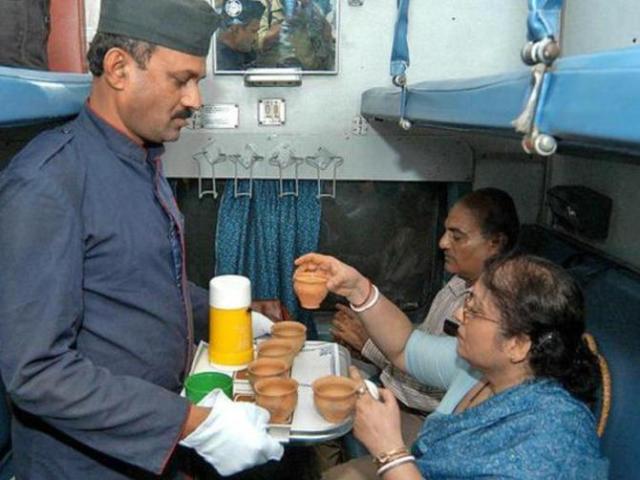 रेल मंत्रालय ने खाने की नई रेट लिस्ट की जारी, यात्रियों को मिलेगा लाभ