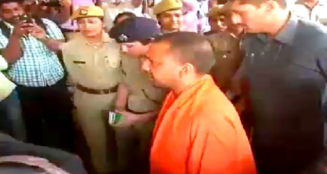 लखनऊ: अचानक हजरतगंज थाना पहुंचे सीएम योगी आदित्यनाथ, पुलिसकर्मियों में मची हड़कंप