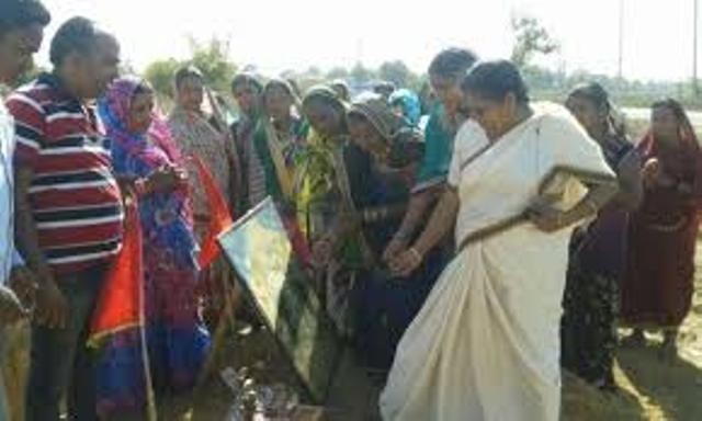 हनुमान मंदिर बनाकर शराब दुकान का विरोध