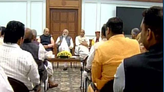 मोदी के घर यूपी के सांसदों की चाय सभा, पीएम ने कहा अफसरों की पोस्टिंग और ट्रांसफर से दूर रहे सांसद