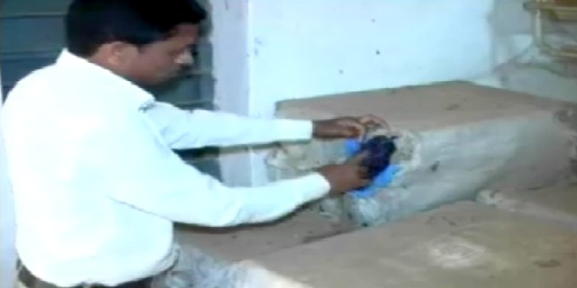 स्कूल के बंद कमरे में मिली 15 लाख रूपए की पुरानी स्कूल ड्रेस, गोलमाल की आशंका