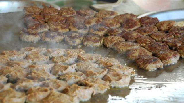 योगी की सख्ती, 100 सालों में पहली बार बंद रही टुंडे कबाब की दुकान