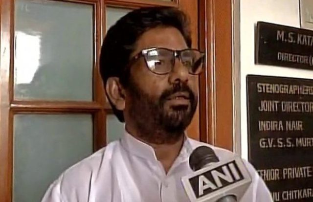 फ्लाइट में मारपीट करने वाले शिवसेना सांसद ने तनाव दूर करने के लिए देखी मूवी