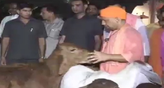 मुख्यमंत्री बनने के बाद पहली बार गोरखपुर पहुंचे योगी आदित्यनाथ, लगे जय श्री राम के नारे