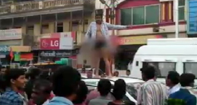 नशे में चूर शख्स ने बीच सड़क कार पर चढ़कर किया हंगामा…