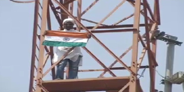 रायपुर: शराबबंदी की मांग को लेकर कांग्रेस कार्यकर्ता चढ़ा टाॅवर पर