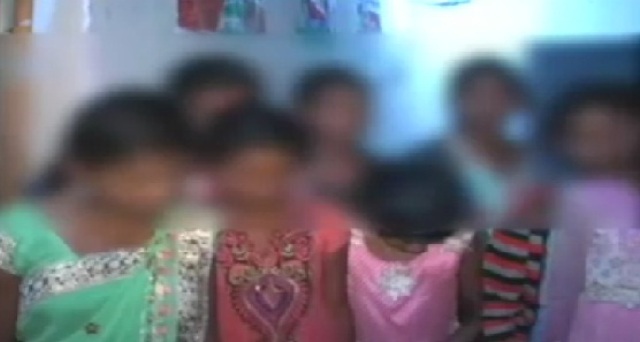 छात्रावास में पार्टी करते पकड़े गए अधीक्षकों को कारण बताओ नोटिस
