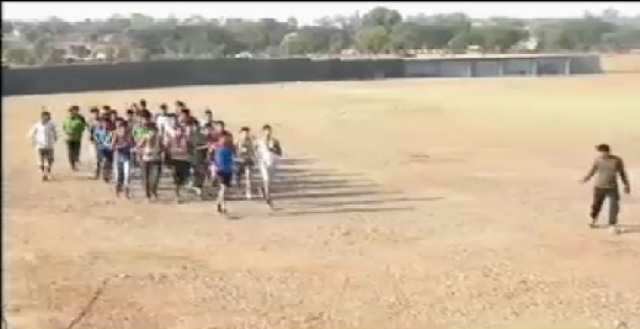 शिक्षक ने पेश की देश सेवा की मिसाल …युवाओं को दे रहे हैं फौजी ट्रेनिंग