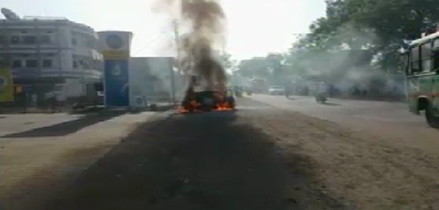 पेट्रोल पंप पर धूंधू कर जलने लगी कार, टला बड़ा हादसा