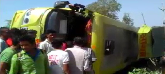 धार: यात्री बस पलटी 2 की मौत 24 घायल
