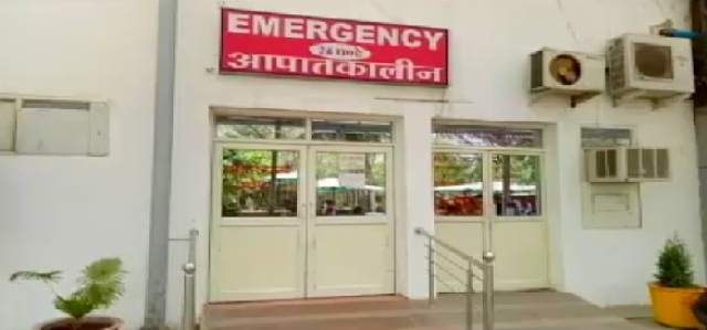 छेड़छाड़ का विरोध करने पर बदमाशों ने युवती पर किया ब्लेड से हमला