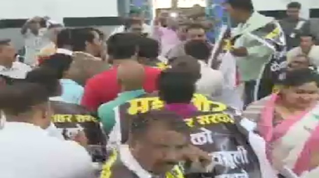 बिलासपुर निगम का बजट पास, सदन में विपक्षी पार्षदों का हंगामा तो बाहर कांग्रेसी नेताओं ने मचाया बवाल