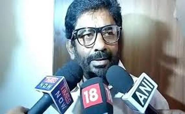 चप्पलमार सांसद गायकवाड़ के एअर इंडिया ने फिर कतरे पंख, टिकट किया कैंसल