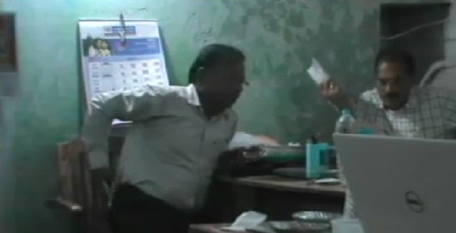 राजगढ़: नगर पालिका का सब इंजीनियर 10 हजार रूपये रिश्वत लेते गिरफ्तार