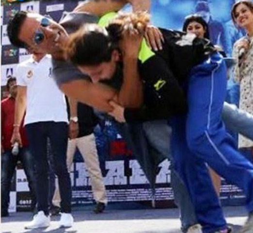 खिलाड़ी कुमार को लड़की ने उठाकर पटका, अक्षय हुए चारों खाने चित कहा याद रखूंगा