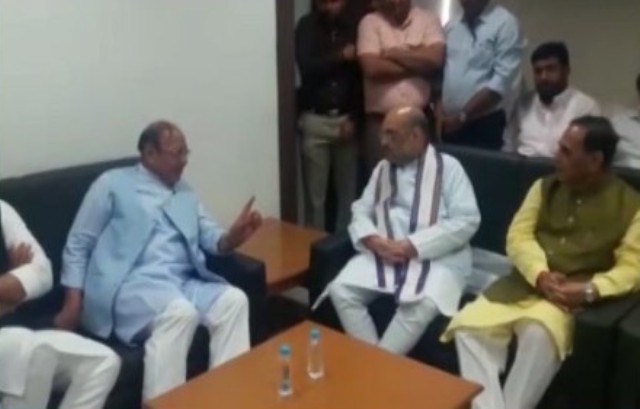 भाजपा अध्यक्ष अमित शाह ने वरिष्ठ कांग्रेसी नेता शंकर सिंह वाघेला से की मुलाकात