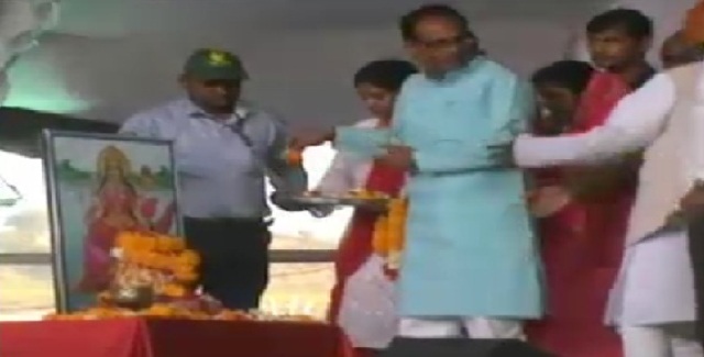नर्मदा सेवा यात्रा में शामिल होने गांव पिपरिया पहुंचे शिवराज