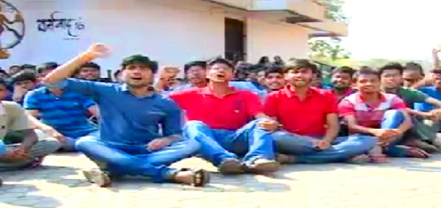 भोपाल: मैनिट कैंपस में बाइक प्रतिबंधित करने का विरोध, रातभर से धरना दे रहे हैं छात्र