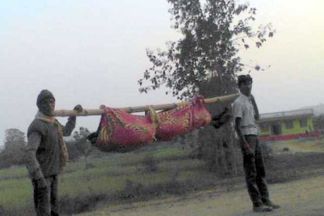 फिर शर्मसार हुई इंसानियत, शव को कंघे पर लेकर घुमते रहे परिजन