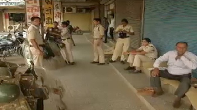 रायपुर: विपक्षी दलों के विरोध के बीच खुलने लगी शराब दुकानें,1 अप्रैल को दुकानों का जमकर विरोध हुआ था