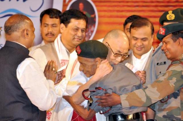 दलाई लामा उस शख्स से मिल भावुक हो गए जिसने 58 साल पहले उनकी जान बचाई थी…
