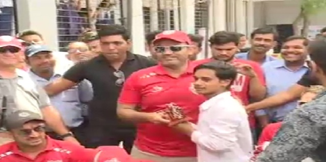 किंग्स इलेवन पंजाब की टीम पहुंची शासकीय स्कूल, फीता काटकर की बाथरूम की ओपनिंग