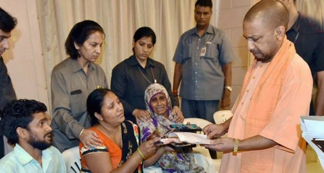 योगी आदित्य नाथ के जनता दरबार में पहुंची मुस्लिम महिला कहा बंद करो तीन तलाक