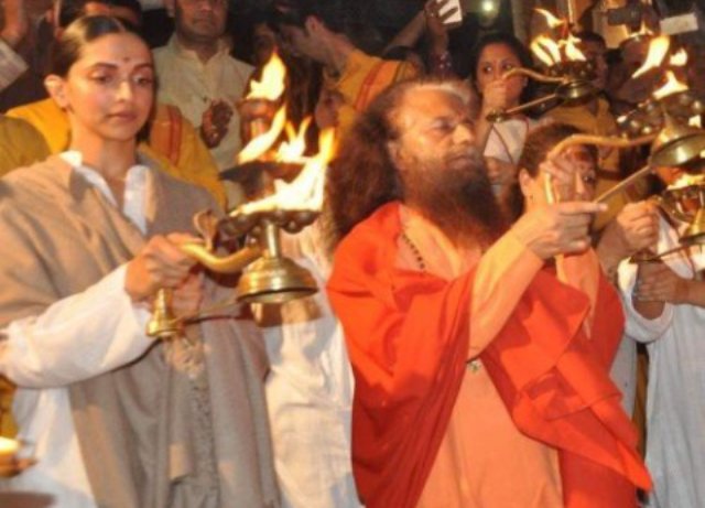 ऋषिकेश में गंगा आरती में शामिल हुई दीपिका पादुकोण