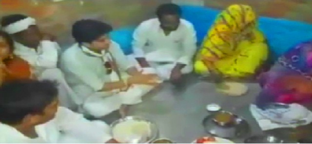 मप्र: अटेर उपचुनाव में कांग्रेस-भाजपा ने झोंकी ताकत, ज्योतिरादित्य सिंधिया ने दलित के घर खाया खाना