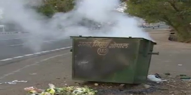 प्रदूषण फैलाने वालों पर निगम लगा रहा जुर्माना, लेकिन निगमकर्मी ही जला रहे कंटेनरों का कचरा